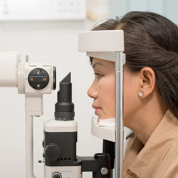 Frau bei der Augenuntersuchung beim Augenarzt