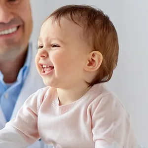 Kinderarzt untersucht Baby