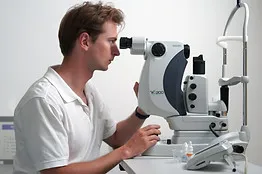 YAG Laser Behandlung am Spaltlampenmikroskop