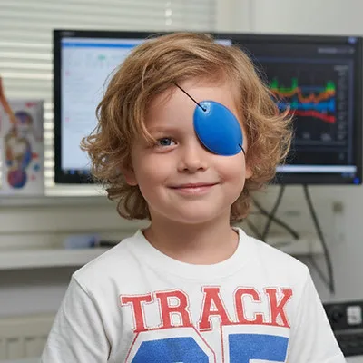 Kind mit Augenklappe – Amblyopie Behandlung