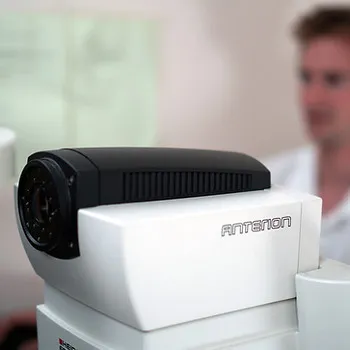 Modernes Diagnosegerät in der Augenarztpraxis